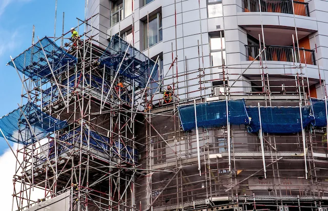 Apartment scaffolding system by Vallejo Scaffolding Rental for safe multi-story construction access.