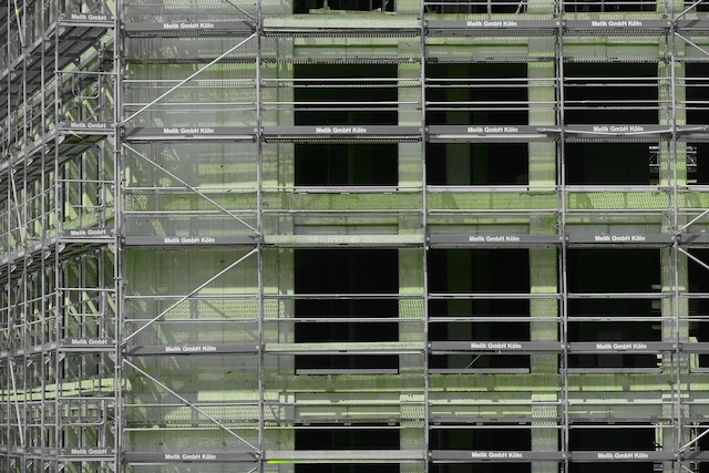 Building scaffold framework installed by Vallejo Scaffolding Rental for exterior construction work.