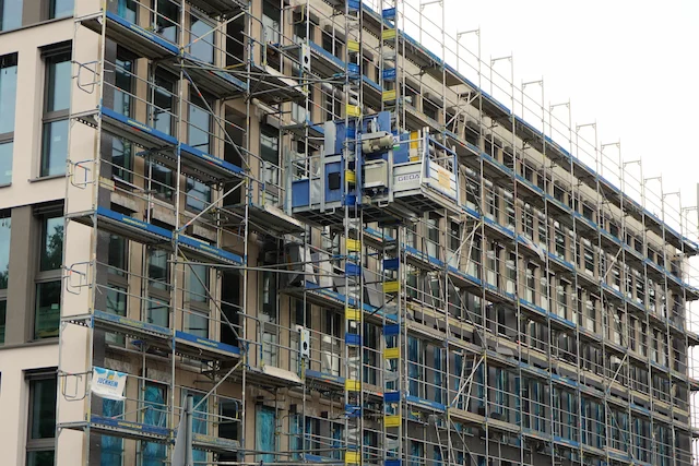 Commercial building scaffold provided by Vallejo Scaffolding Rental for safe elevated access.
