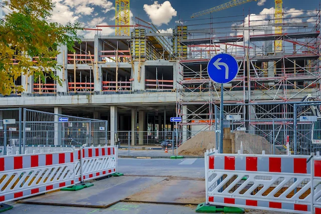 Commercial construction scaffolds by Vallejo Scaffolding Rental supporting large building projects.