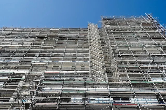 Commercial scaffold system from Vallejo Scaffolding Rental for secure exterior access.