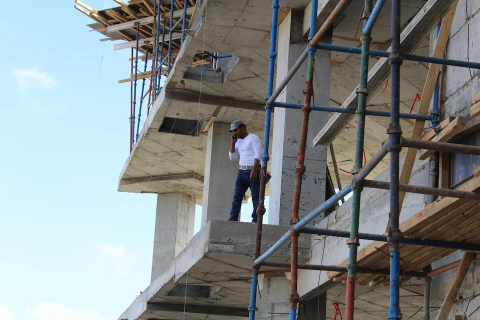 Concrete building scaffolding installed by Vallejo Scaffolding Rental for structural construction.