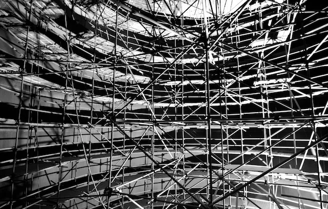 Industrial scaffolding framework installed by Vallejo Scaffolding Rental for large-scale access.