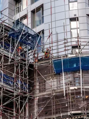 Apartment scaffolding system by Vallejo Scaffolding Rental for safe multi-story construction access.