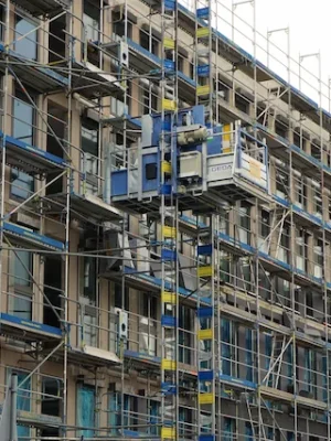 Commercial building scaffold provided by Vallejo Scaffolding Rental for safe elevated access.