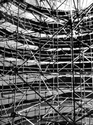 Industrial scaffolding framework installed by Vallejo Scaffolding Rental for large-scale access.
